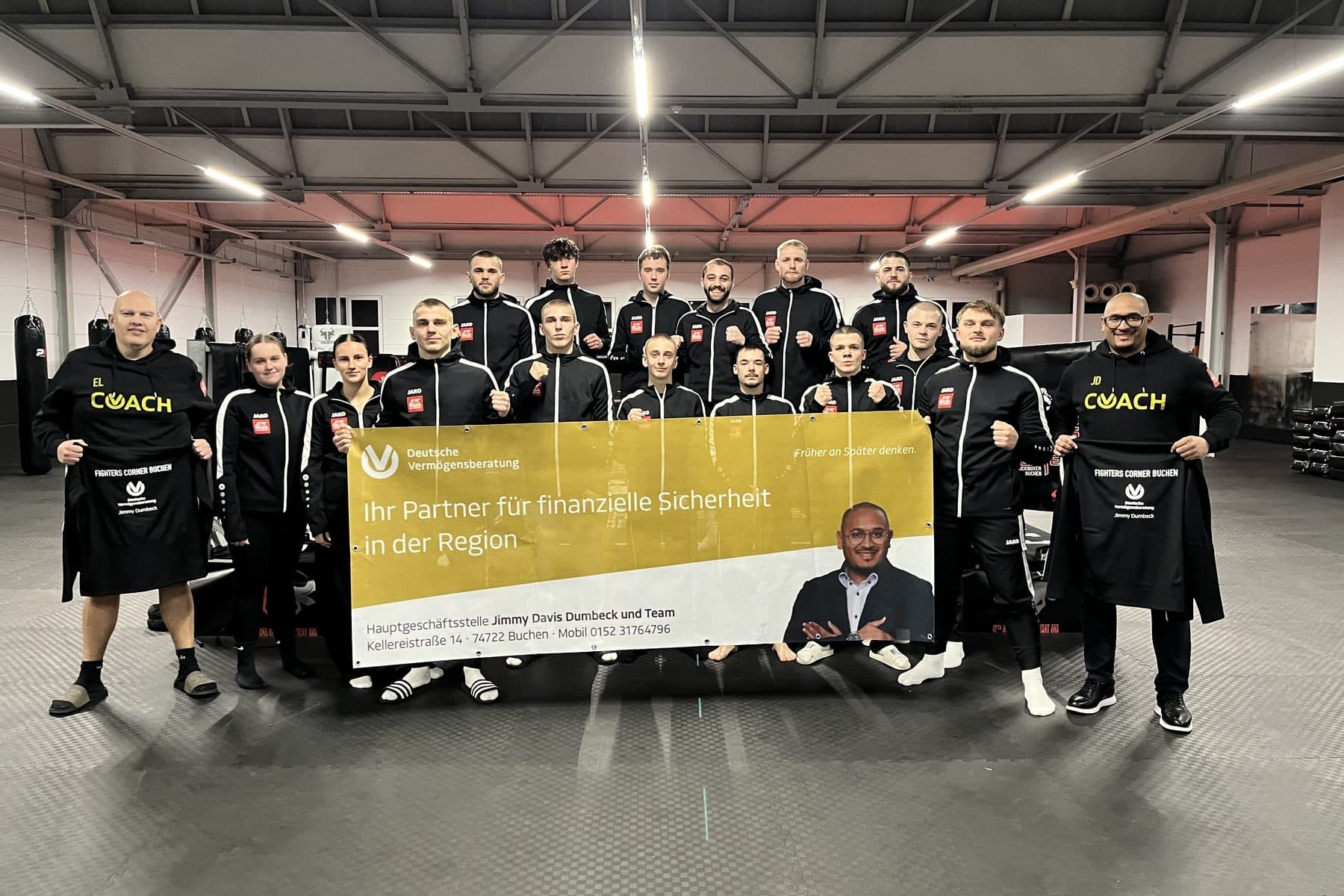 Von Jimmy Dumbeck gesponserter Verein mit dem Sponsorenbanner seiner Geschäftsstelle