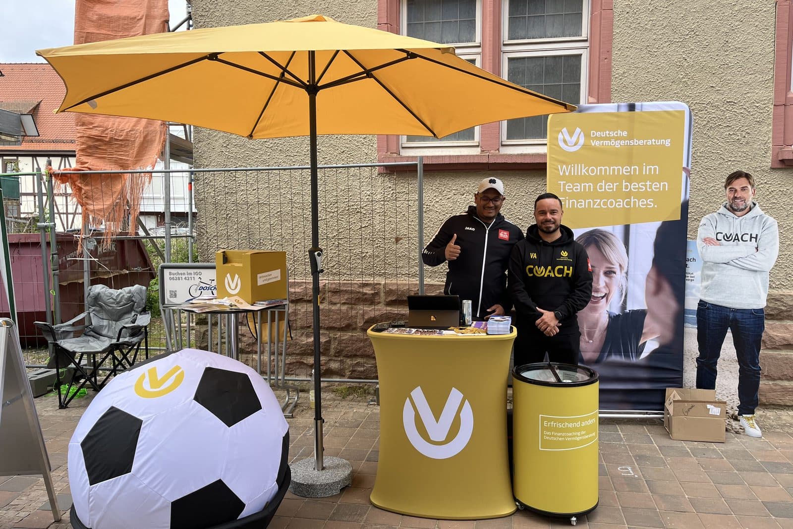 Stand der Deutschen Vermögensberatung bei einer Veranstaltung im Ort