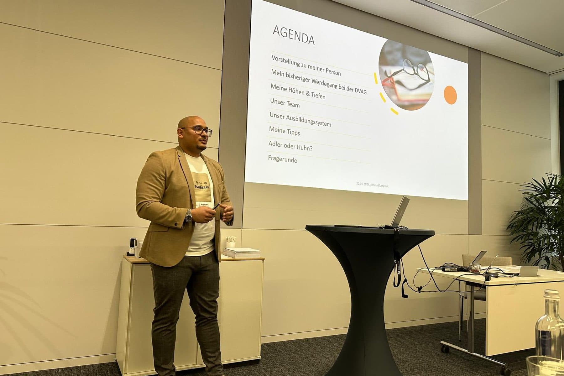 Jimmy Dumbeck beim Chancenforum vor der Agenda-Folie